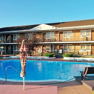 Budget Host East End Hotel In Riverhead